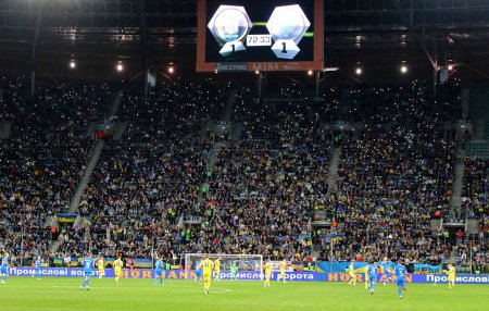 Téléchargez les photos : Wroclaw, Pologne - Mars 26, 2024 : Performance d'éclairage sur les tribuns bondés de Tarczynski Arena à Wroclaw vu lors du match éliminatoire UEFA EURO 2024 Ukraine v Islande. L'Ukraine a gagné 2-1 - en image libre de droit