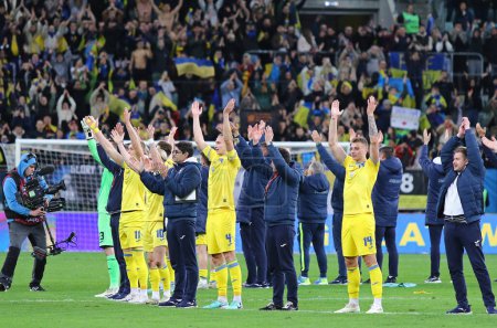 Téléchargez les photos : Wroclaw, Pologne - 26 mars 2024 : Les joueurs et le personnel ukrainiens remercient les fans après le match éliminatoire de l'UEFA EURO 2024 contre l'Islande à l'aréna Tarczynski à Wroclaw. L'Ukraine a gagné 2-1 - en image libre de droit