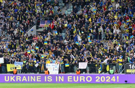 Téléchargez les photos : Wroclaw, Pologne - 26 mars 2024 : Tribunaux bondés de Tarczynski Arena et panneau d'affichage avec l'inscription "L'Ukraine est en EURO 2024" vu après le match éliminatoire UEFA EURO 2024 Ukraine v Islande - en image libre de droit