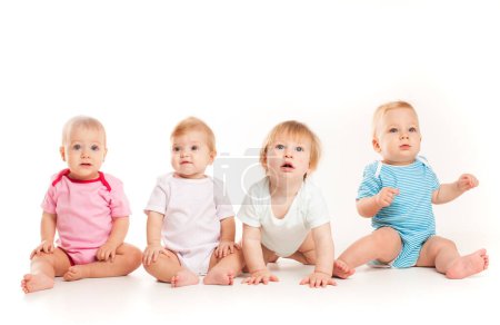 Téléchargez les photos : Groupe de bébés spirituels assis dans des vêtements différents, isolés sur fond blanc - en image libre de droit