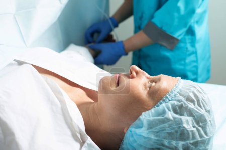 Téléchargez les photos : Female patient in operating room at the hospital, ready to cesarean section - en image libre de droit