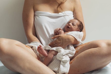Frauen mit neugeborenen Babys haben eine Ruhepause. Die ersten Minuten nach der Geburt