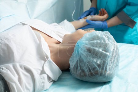 Téléchargez les photos : Female patient in operating room at the hospital, ready to cesarean section - en image libre de droit