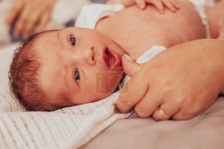 Die Untersuchung des neugeborenen Babymund, kurze Frenulum der Zunge