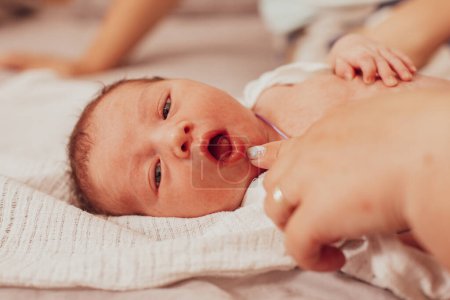 Die Untersuchung des neugeborenen Babymund, kurze Frenulum der Zunge