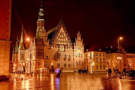 Foto de Antiguo Ayuntamiento, el edificio gótico tardío hoy en día Museo de la Ciudad en Wroclaw en Polonia por la noche - Imagen libre de derechos