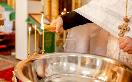 Foto de Accesorios para el bautismo de un niño en la iglesia ortodoxa. - Imagen libre de derechos