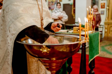 Foto de Los sacerdotes entregan el baño para el bautismo de los niños en la Iglesia Ortodoxa - Imagen libre de derechos