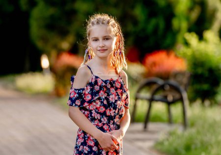 Téléchargez les photos : Petite fille souriant dans la journée ensoleillée d'été portrait en plein air. Enfant mignon à la nature - en image libre de droit