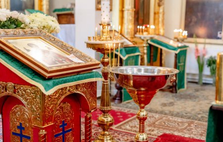 Téléchargez les photos : Accessoires pour le baptême d'un enfant dans l'église orthodoxe. - en image libre de droit