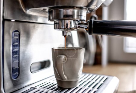 Téléchargez les photos : Coffee maker preparing fresh espresso in cup. Professional cappuccino machine and mug with italian aroma beverage - en image libre de droit