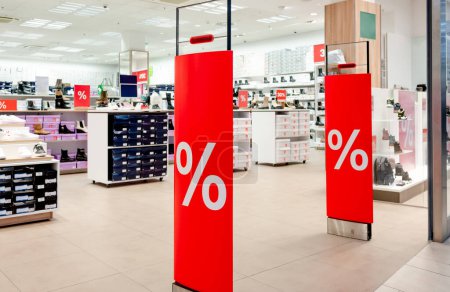 Foto de Sale season offers sign in commercial shopping center for better prices and discounts. Business marketing offer and promotions - Imagen libre de derechos