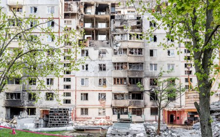 Foto de Destruido edificio residencial después del ataque con cohetes rusos durante la guerra en Ucrania. Ruinas en la ciudad Kharkiv - Imagen libre de derechos