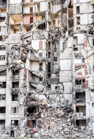 Foto de Destruido edificio residencial después del ataque con cohetes rusos durante la guerra en Ucrania. Ruinas en la ciudad Kharkiv - Imagen libre de derechos