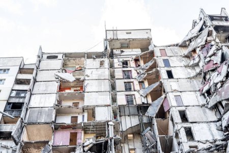 Téléchargez les photos : Détruit un immeuble résidentiel après une attaque à la fusée russe pendant la guerre en Ukraine. Ruines dans la ville Kharkiv - en image libre de droit