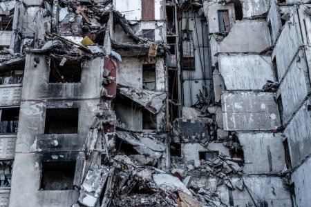 Foto de Destruyó el muro de edificios residenciales después del ataque con misiles rusos durante la guerra en Ucrania. Ruinas de la casa en Kharkiv después de la agresión terrorista - Imagen libre de derechos