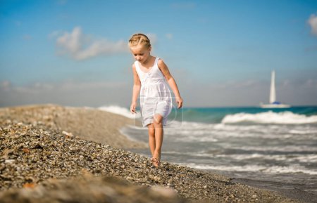 Téléchargez les photos : Petite fille mignonne en vacances à la plage tropicale - en image libre de droit