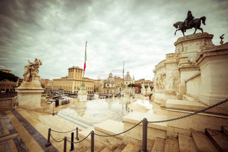 Téléchargez les photos : Victorienne à Rome pendant la journée. Italie - en image libre de droit
