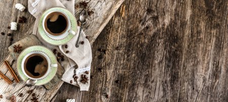 Téléchargez les photos : Deux tasses de café noir sur un vieux fond en bois - en image libre de droit