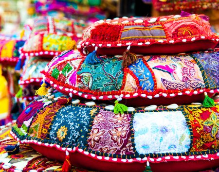 Foto de Recuerdos de almohadas brillantes en el mercado turco - Imagen libre de derechos
