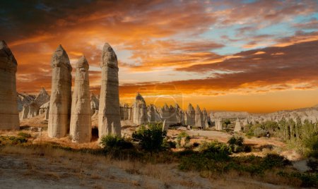 Foto de Enormes estructuras formadas naturalmente bajo el cielo azul en el valle del amor turco Capadocia - Imagen libre de derechos