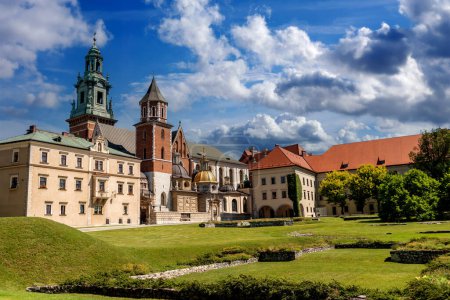 Téléchargez les photos : POLOGNE, KRAKOW - 03 JUILLET : Belle cathédrale catholique antique entourée par les jardins et les espaces verts de Cracovie en Pologne le 03 juillet 2015 - en image libre de droit