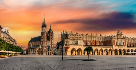 Téléchargez les photos : POLOGNE, KRAKOW - 01 JUILLET : Impressionnant bâtiment pavé carré d'Europe de l'Est, par une journée nuageuse à Cracovie Pologne le 01 juillet 2015 - en image libre de droit