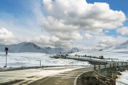 Téléchargez les photos : Vue de la route d'hiver en Géorgie - en image libre de droit