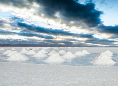 Foto de Paisaje soleado de zona con bancos de sal en Salar de Uyuni en Bolivia - Imagen libre de derechos