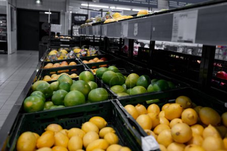 Téléchargez les photos : Supermarché affiche des agrumes colorés et des citrouilles sur le comptoir - en image libre de droit