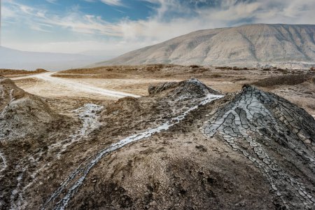 Téléchargez les photos : Volcan actif de boue avec flux de boue de tirant d'eau dans le parc national de Gobustan, Azerbaïdjan - en image libre de droit