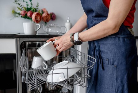 Téléchargez les photos : Fille récupère propre tasse de lave-vaisselle, nettoyer les plats - en image libre de droit