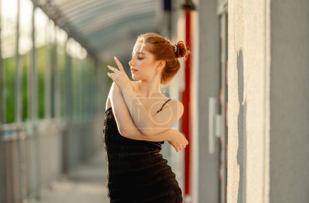 Foto de Retrato de chica joven en estilo de moda en la calle en vestido durante el verano captura su espíritu vibrante - Imagen libre de derechos