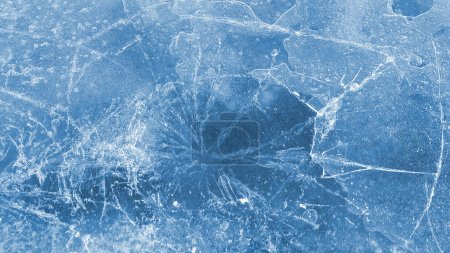 Téléchargez les photos : Glace fragile à la surface d'une rivière gelée, fond hivernal naturel rapproché - en image libre de droit