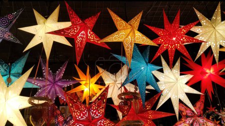 Téléchargez les photos : Herrnhut étoiles, décoration colorée lumineuse au marché de Noël, lampe en forme d'étoile, illumination de vacances - en image libre de droit