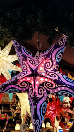 Téléchargez les photos : Herrnhut étoiles, décoration colorée lumineuse au marché de Noël, lampe en forme d'étoile, illumination de vacances - en image libre de droit