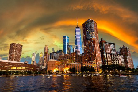 Foto de Vista panorámica nocturna del centro de Manhattan después del atardecer en la ciudad de Nueva York, Estados Unidos - Imagen libre de derechos