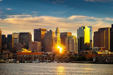 Blick auf die Bostoner Stadtlandschaft bei Sonnenuntergang, USA