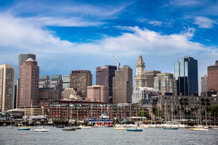 Téléchargez les photos : Vue panoramique du paysage urbain de Boston par une journée ensoleillée, États-Unis - en image libre de droit