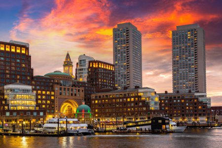 Foto de Vista panorámica del paisaje urbano de Boston por la noche, Estados Unidos - Imagen libre de derechos