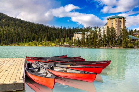 Téléchargez les photos : Canots sur le lac Louise, parc national du Canada Banff - en image libre de droit