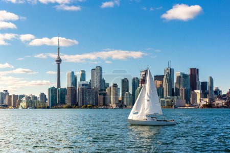 Panoramablick auf Torontos Skyline und Segelboot an einem sonnigen Tag, Ontario, Kanada