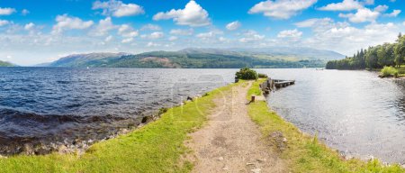 Foto de Hermosa vista del Lago Ness en Escocia en un hermoso día de verano, Reino Unido - Imagen libre de derechos