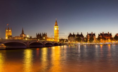 Big Ben, Parlament i Westminster bridge w Londynie, w nocy piękne lato, Anglia, Wielka Brytania