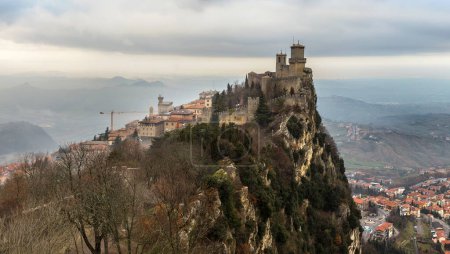 Téléchargez les photos : Rocca della Guaita forteresse à Saint-Marin dans la journée d'hiver - en image libre de droit