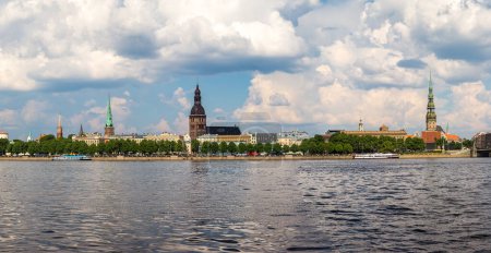 Foto de Vista panorámica del casco antiguo de Riga en un hermoso día de verano, Letonia - Imagen libre de derechos