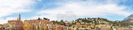 Téléchargez les photos : Panorama de la vieille ville colorée et de la plage de Menton sur la Côte d'Azur par une belle journée d'été, France - en image libre de droit