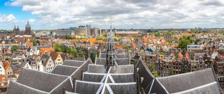Téléchargez les photos : Panorama de l'église Saint-Nicolas d'Amsterdam par une belle journée d'été, Pays-Bas - en image libre de droit