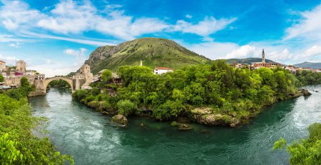 Foto de Panorama del Puente Viejo en Mostar en un hermoso día de verano, Bosnia y Herzegovina - Imagen libre de derechos