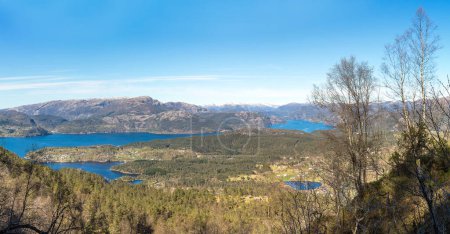 Téléchargez les photos : Panorama du Sognefjord en Norvège par une journée ensoleillée - en image libre de droit